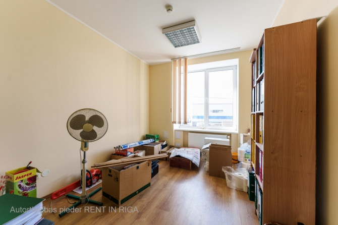 Iznomā biroja telpas Sarkandaugavā  2. stāvā  Piedāvājumā biroja telpas Sarkandaugavā, Rīga - foto 1