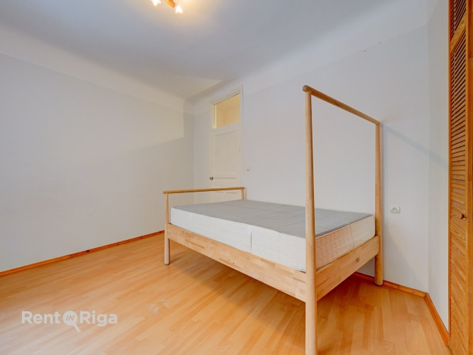 Pārdod gaišu un mājīgu dzīvokli lieliskā lokācijā, klusajā centrā, trīs minūšu Rīga - foto 4