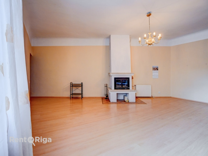 Pārdod gaišu un mājīgu dzīvokli lieliskā lokācijā, klusajā centrā, trīs minūšu Rīga - foto 3