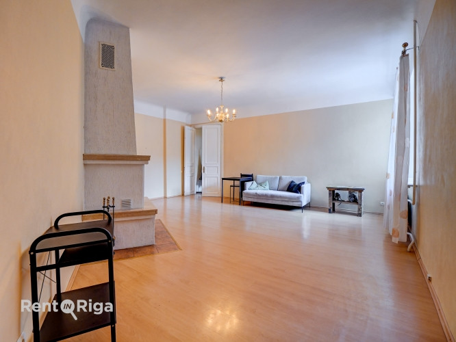 Pārdod gaišu un mājīgu dzīvokli lieliskā lokācijā, klusajā centrā, trīs minūšu Rīga - foto 1