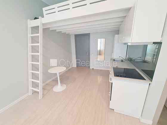 Фасадный дом, реновированный дом, закрытый двор, вход с улицы, лестничная клетка Rīga