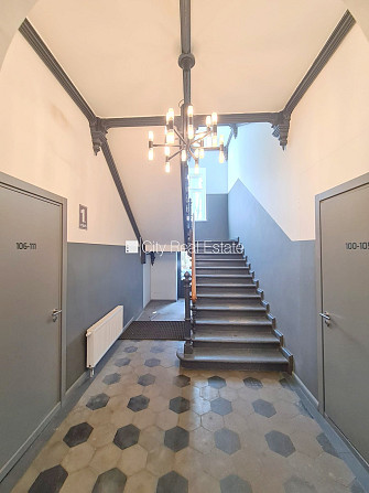 Fasādes māja, renovēta māja, slēgts pagalms, ieeja no ielas, kāpņu telpa pēc kapitālā Rīga - foto 20