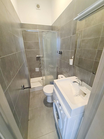 Fasādes māja, renovēta māja, slēgts pagalms, ieeja no ielas, kāpņu telpa pēc kapitālā Rīga - foto 16