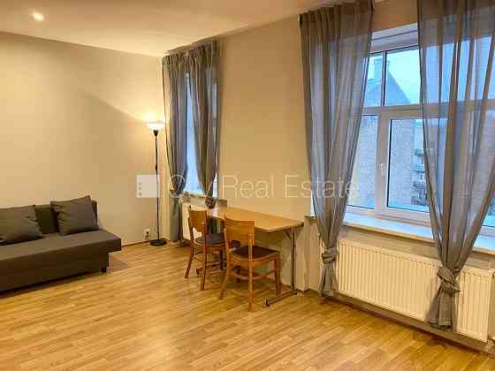 Фасадный дом, реновированный дом, благоустроенный озеленённый двор, закрытый Rīga