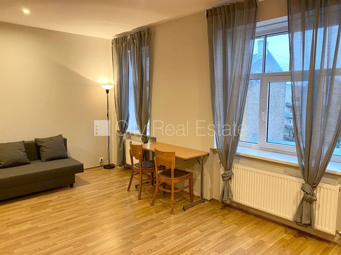 Fasādes māja, renovēta māja, labiekārtots apzaļumots pagalms, slēgts pagalms, ieeja no Rīga - foto 3