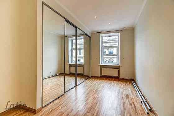 Piedāvājam unikālu iespēju īrēt 4-istabu  dzīvoklineoklasicisma stila 1913.gada celtā mājā (arhitekt Rīga