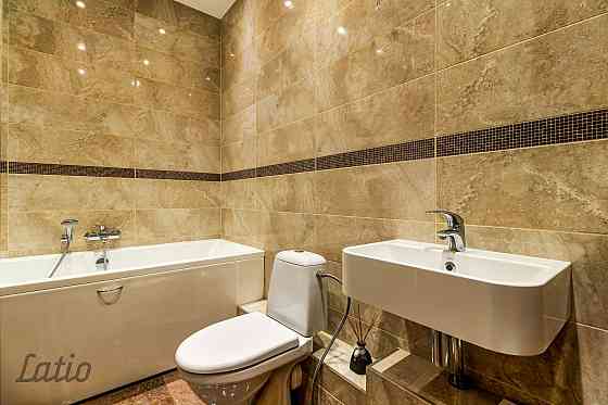 Piedāvājam unikālu iespēju īrēt 4-istabu  dzīvoklineoklasicisma stila 1913.gada celtā mājā (arhitekt Rīga