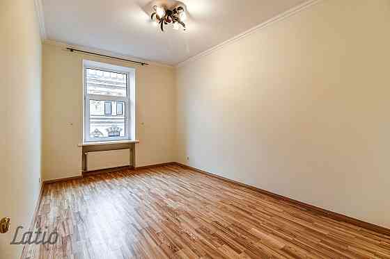 Piedāvājam unikālu iespēju īrēt 4-istabu  dzīvoklineoklasicisma stila 1913.gada celtā mājā (arhitekt Rīga