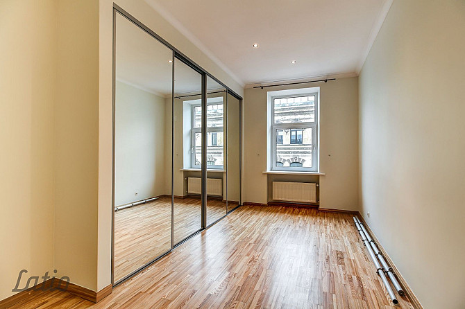 Piedāvājam unikālu iespēju īrēt 4-istabu  dzīvoklineoklasicisma stila 1913.gada celtā Rīga - foto 4