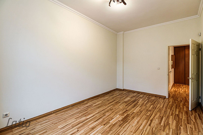 Piedāvājam unikālu iespēju īrēt 4-istabu  dzīvoklineoklasicisma stila 1913.gada celtā Rīga - foto 3