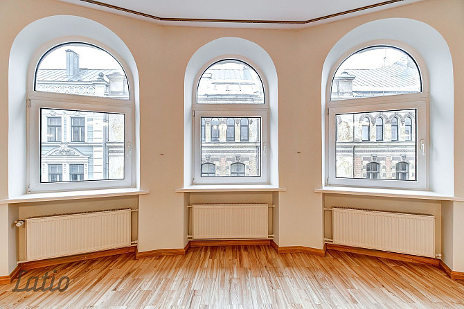 Piedāvājam unikālu iespēju īrēt 4-istabu  dzīvoklineoklasicisma stila 1913.gada celtā Rīga - foto 1