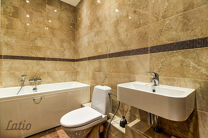 Piedāvājam unikālu iespēju īrēt 4-istabu  dzīvoklineoklasicisma stila 1913.gada celtā Rīga - foto 5