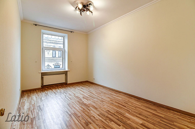 Piedāvājam unikālu iespēju īrēt 4-istabu  dzīvoklineoklasicisma stila 1913.gada celtā Rīga - foto 2