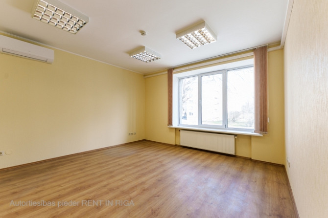 Iznomā biroja telpas Sarkandaugavā  2. stāvā  Piedāvājumā biroja telpas Sarkandaugavā, Rīga - foto 1