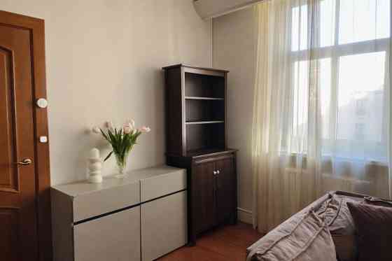 Izīrē dzīvokli prestižā Vecrīgas daļā!  Ienākot dzīvoklī ir plaša viesistaba, kas apvienota ar plašu Rīga