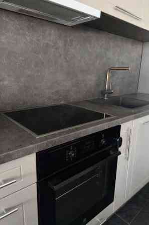 Izīrē dzīvokli prestižā Vecrīgas daļā!  Ienākot dzīvoklī ir plaša viesistaba, kas apvienota ar plašu Rīga