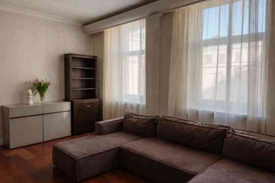 Izīrē dzīvokli prestižā Vecrīgas daļā!  Ienākot dzīvoklī ir plaša viesistaba, kas apvienota ar plašu Rīga