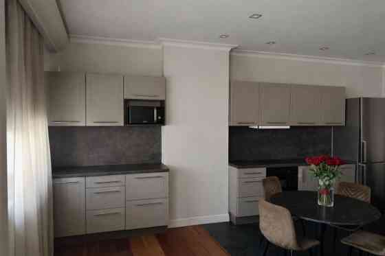 Izīrē dzīvokli prestižā Vecrīgas daļā!  Ienākot dzīvoklī ir plaša viesistaba, kas apvienota ar plašu Rīga