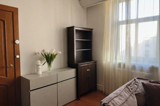 Izīrē dzīvokli prestižā Vecrīgas daļā!  Ienākot dzīvoklī ir plaša viesistaba, kas Rīga - foto 6