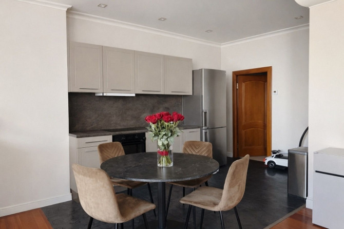 Izīrē dzīvokli prestižā Vecrīgas daļā!  Ienākot dzīvoklī ir plaša viesistaba, kas Rīga - foto 1