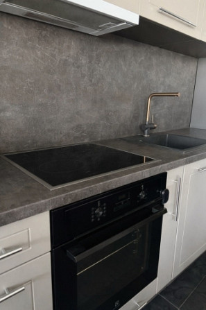 Izīrē dzīvokli prestižā Vecrīgas daļā!  Ienākot dzīvoklī ir plaša viesistaba, kas Rīga - foto 2