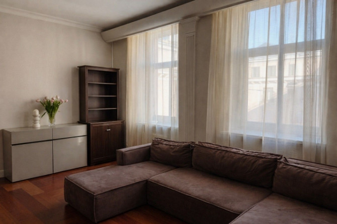 Izīrē dzīvokli prestižā Vecrīgas daļā!  Ienākot dzīvoklī ir plaša viesistaba, kas Rīga - foto 4