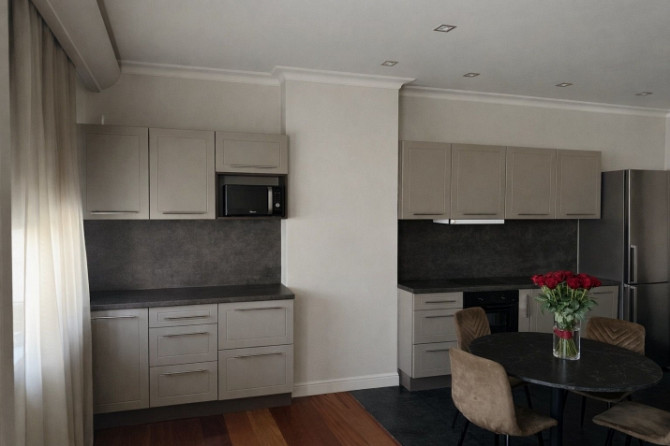 Izīrē dzīvokli prestižā Vecrīgas daļā!  Ienākot dzīvoklī ir plaša viesistaba, kas Rīga - foto 3