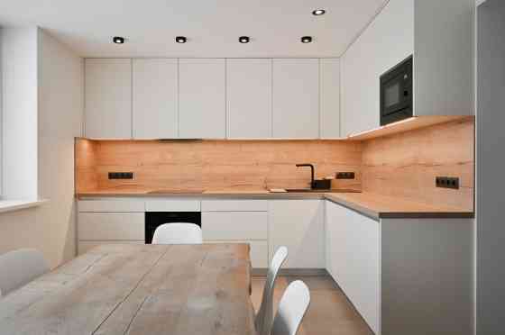 Piedāvājumā pilnībā aprīkota privātmāja draudzīgā, aktīvā un zaļā Rīgas apkaimēm  Bieriņos.   Plānoj Rīga