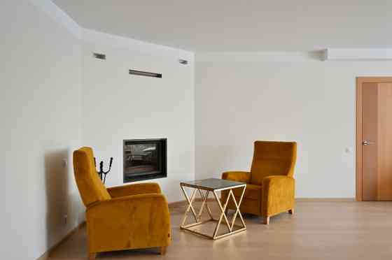 Piedāvājumā pilnībā aprīkota privātmāja draudzīgā, aktīvā un zaļā Rīgas apkaimēm  Bieriņos.   Plānoj Rīga