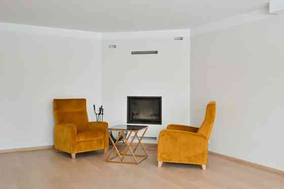 Piedāvājumā pilnībā aprīkota privātmāja draudzīgā, aktīvā un zaļā Rīgas apkaimēm  Bieriņos.   Plānoj Rīga