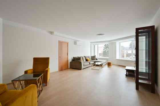 Piedāvājumā pilnībā aprīkota privātmāja draudzīgā, aktīvā un zaļā Rīgas apkaimēm  Bieriņos.   Plānoj Rīga