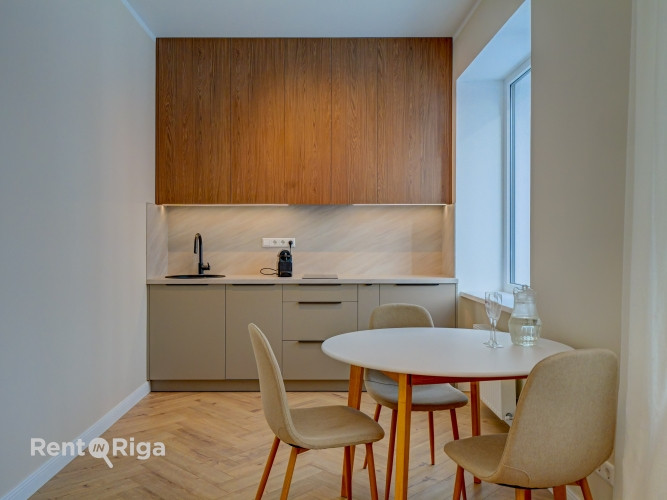 Izīrē 2-istabu dzīvokli renovētā ēkā!  Lauvas 7 ir viens no elegantākajiem renovētajiem Rīga - foto 5