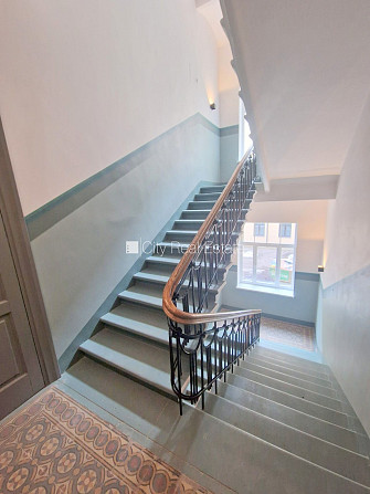 Jaunceltne, labiekārtots apzaļumots pagalms, ieeja no ielas, ir lifts, kāpņu telpa pēc Rīga - foto 16