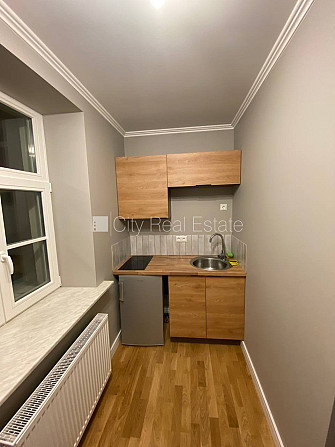 Fasādes māja, bezmaksas stāvvieta pagalmā, kāpņu telpa pēc kapitālā remonta, istabas Rīga - foto 4