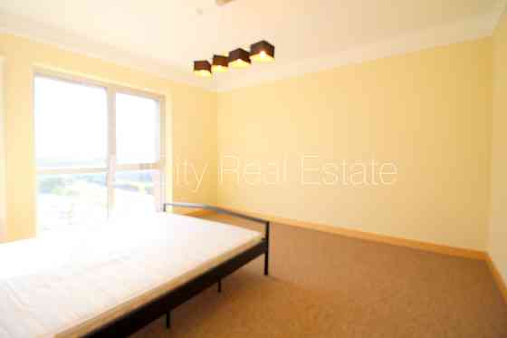 Закрытый двор, въездные ворота оснащены автоматической подъёмной системой, Jūrmala