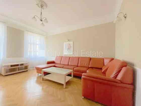 Фасадный дом, вход с улицы, окна выходят на улицу, центральное отопление, Rīga