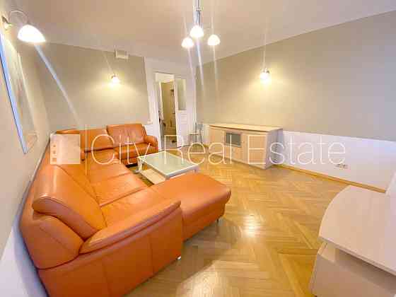 Фасадный дом, вход с улицы, окна выходят на улицу, центральное отопление, Rīga