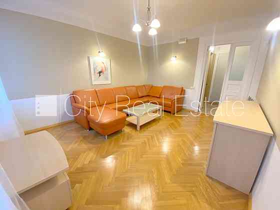 Фасадный дом, вход с улицы, окна выходят на улицу, центральное отопление, Rīga