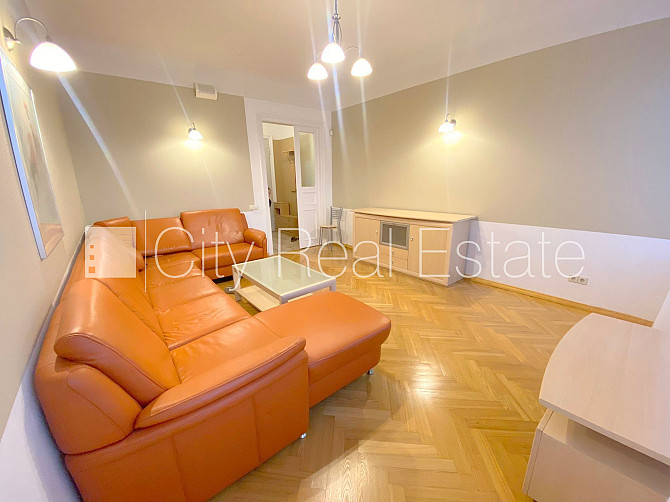 Fasādes māja, ieeja no ielas, logi vērsti uz ielas pusi, centrālā apkure, plastikāta stikla Rīga - foto 2