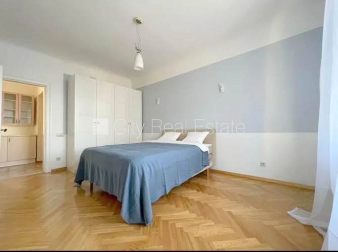 Fasādes māja, ieeja no ielas, logi vērsti uz ielas pusi, centrālā apkure, plastikāta stikla Rīga - foto 17