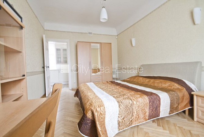 Fasādes māja, ieeja no ielas, logi vērsti uz ielas pusi, centrālā apkure, plastikāta stikla Rīga - foto 15