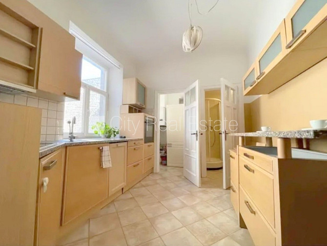 Fasādes māja, ieeja no ielas, logi vērsti uz ielas pusi, centrālā apkure, plastikāta stikla Rīga - foto 8