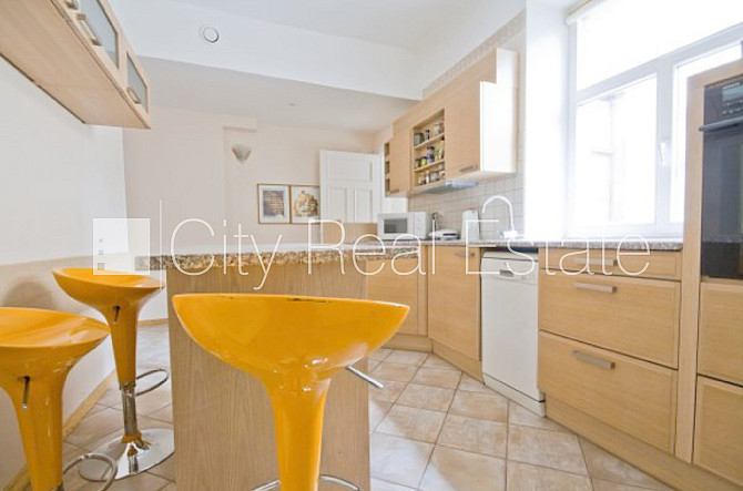 Fasādes māja, ieeja no ielas, logi vērsti uz ielas pusi, centrālā apkure, plastikāta stikla Rīga - foto 6