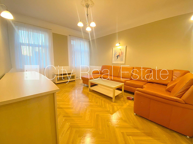 Fasādes māja, ieeja no ielas, logi vērsti uz ielas pusi, centrālā apkure, plastikāta stikla Rīga - foto 1