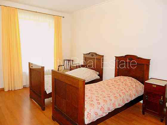 Фасадный дом, бесплатная стоянка во дворе, вход с улицы и со двора, полуподвал, Rīga