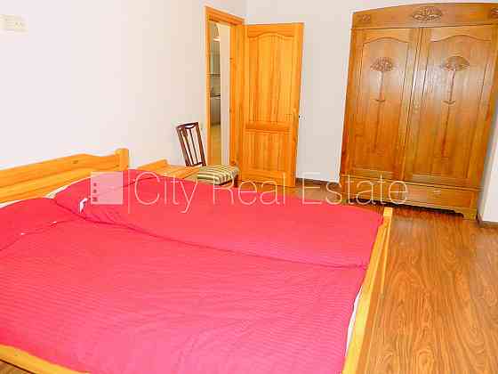 Фасадный дом, бесплатная стоянка во дворе, вход с улицы и со двора, полуподвал, Rīga