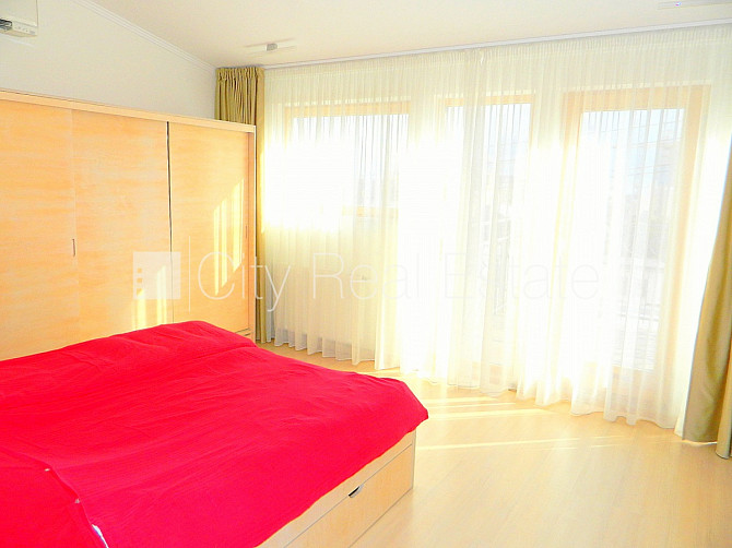 Fasādes māja, bezmaksas stāvvieta pagalmā, ieeja no ielas un pagalma, puspagrabs, istabas Rīga - foto 9