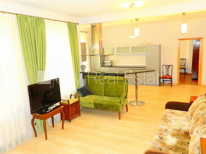 Fasādes māja, bezmaksas stāvvieta pagalmā, ieeja no ielas un pagalma, puspagrabs, istabas Rīga - foto 1