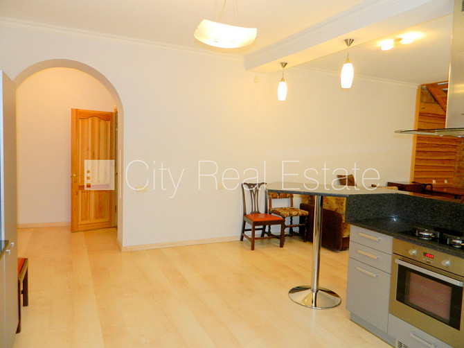 Fasādes māja, bezmaksas stāvvieta pagalmā, ieeja no ielas un pagalma, puspagrabs, istabas Rīga - foto 15