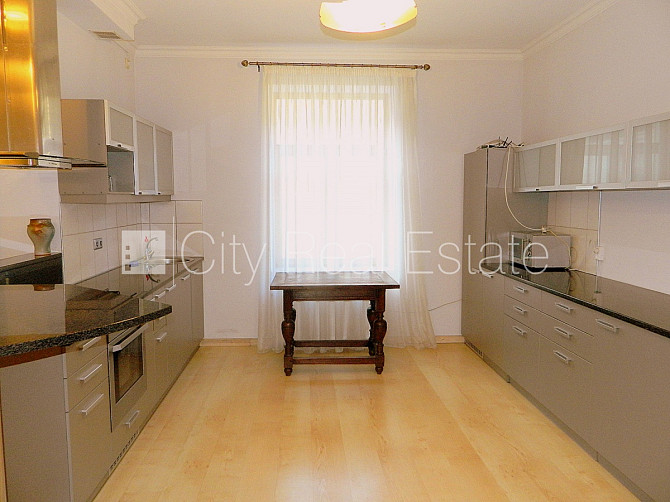 Fasādes māja, bezmaksas stāvvieta pagalmā, ieeja no ielas un pagalma, puspagrabs, istabas Rīga - foto 14